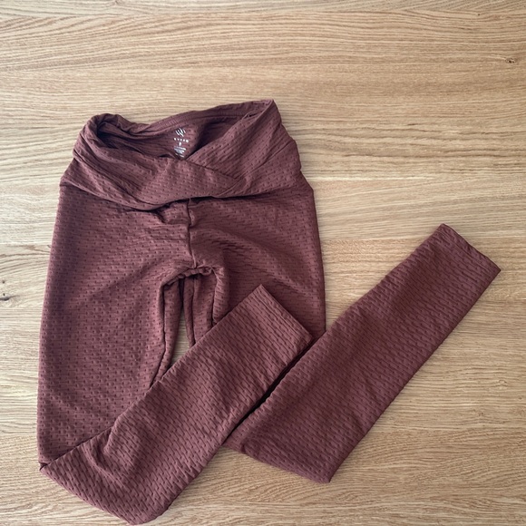 Crop Shop Boutique CSB Textured Scrunch BARE brown Leggings, size S - Picture 3 of 10